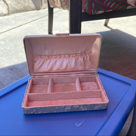 Vintage Champagne/Gold Jewelry Clutch! - Picture 7 of 10